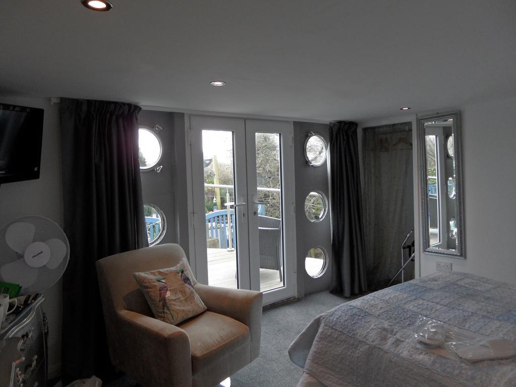 Houseboat Harbourside View Bed and Breakfast Νιούπορτ Εξωτερικό φωτογραφία