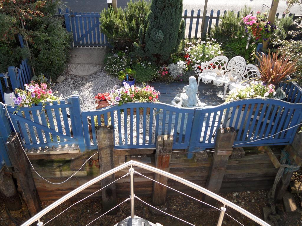 Houseboat Harbourside View Bed and Breakfast Νιούπορτ Δωμάτιο φωτογραφία