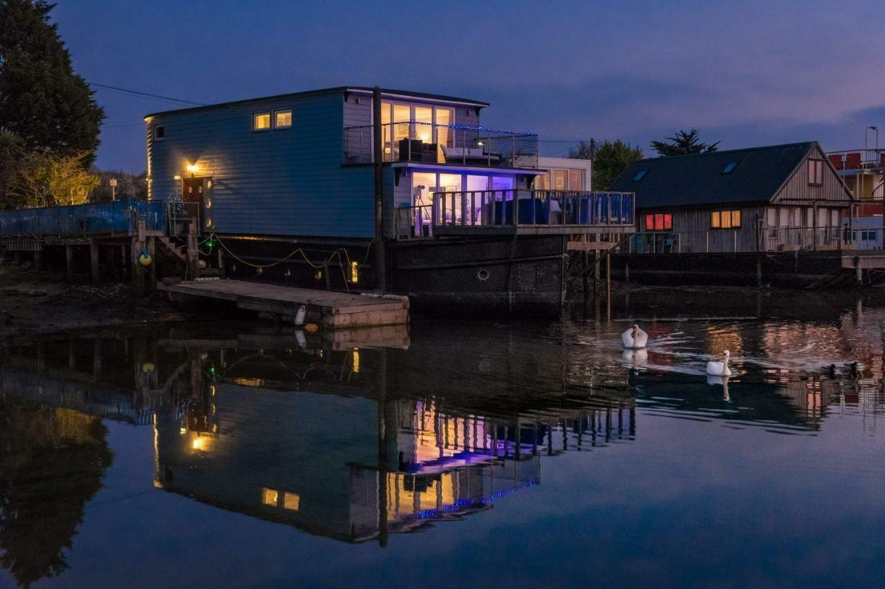 Houseboat Harbourside View Bed and Breakfast Νιούπορτ Εξωτερικό φωτογραφία